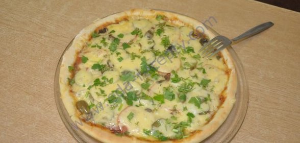 Итальянская тонкая пицца с ветчиной сыром и грибами