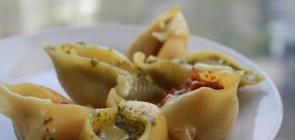 Ракушки с песто из фундука и соусом болоньез