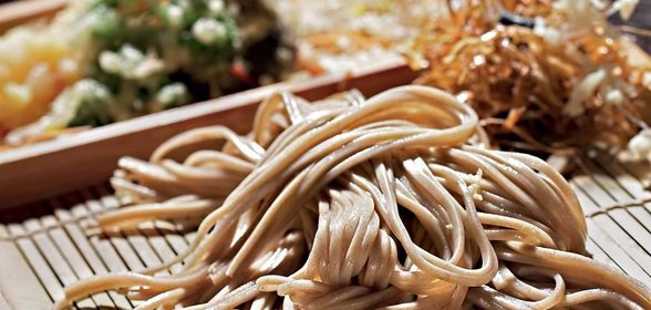 Зару соба - гречневая лапша, креветки и овощи темпура