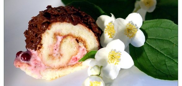 Клубничный рулет
