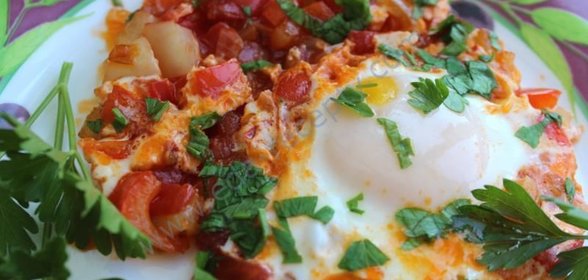 Шакшука яичница с помидорами и луком