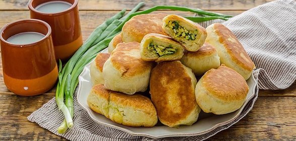 Пирожки с начинкой из яиц и зеленого лука