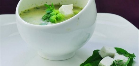 Суп с брокколи, жареным чесноком и фетой