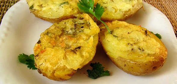 Запеченый картофель, фаршированный сыром и зеленью