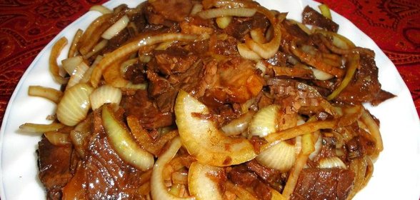Мясо с луком на сковороде