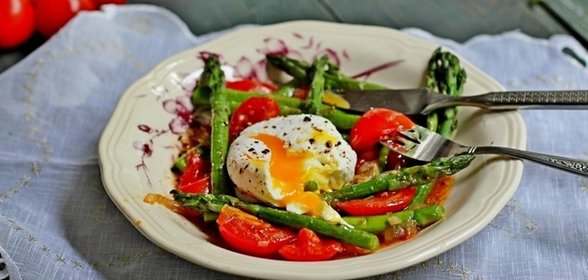 Теплый салат со спаржей и яйцом-пашот