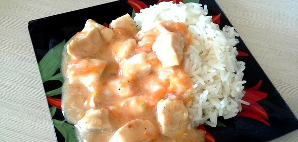 Гуляш из куриной грудки с помидорами