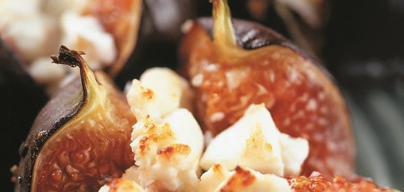 Свежий инжир, запеченный с творогом и медом