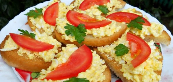 Гренки с яйцом и козьим сыром