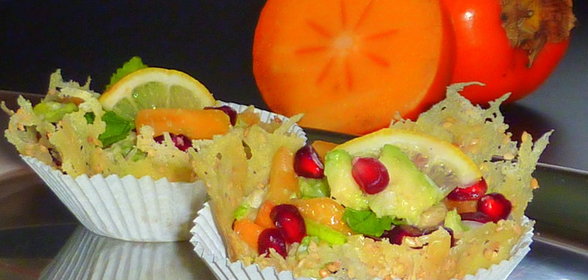 Порционный салат-закуска с хурмой и форелью в сырных корзинках