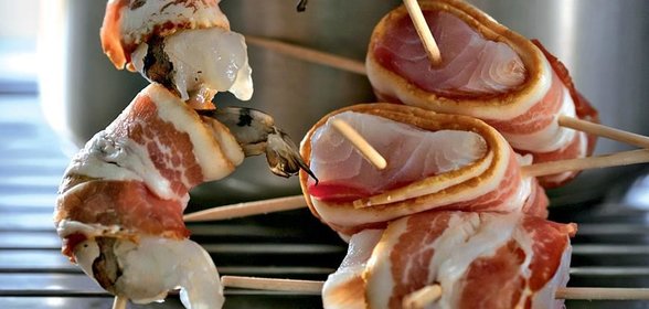 Рыба и креветки-гриль с беконом