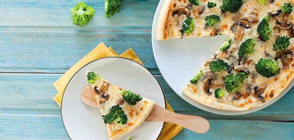 Белая пицца с брокколи и грибами