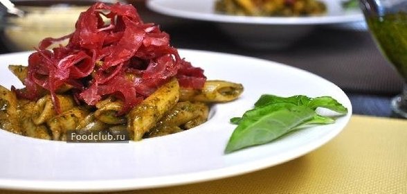 Пенне с соусом песто и брезаолой