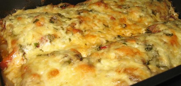 Рыба, запеченная с помидорами и сыром