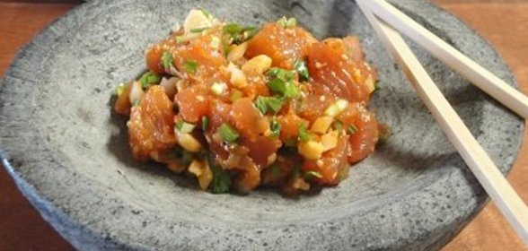 Свежий Тунец с Макадамия орехами и икрой Летучей рыбы ! ! !