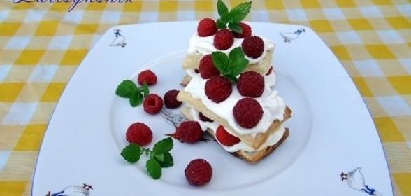 Слоеное пирожное с малиной