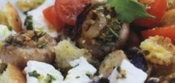 Салат из жареных грибов с гренками, помидорами и сыром фета