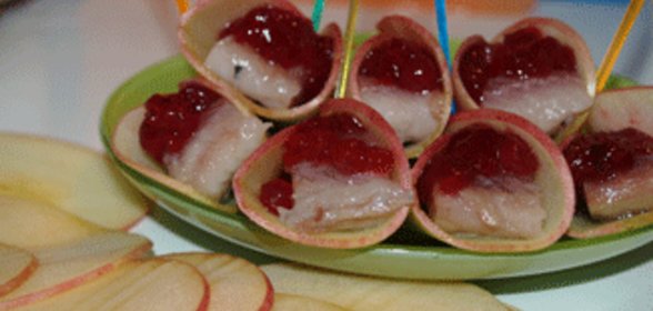 Яблочные рулетики с селедкой