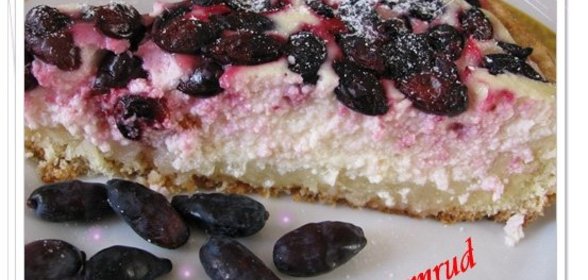 Пирог с творогом и жимолостью