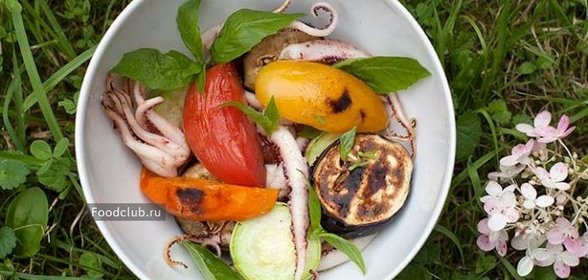 Щупальца кальмара с овощами на гриле
