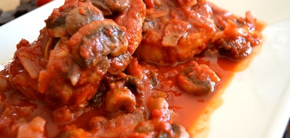 Жареная свиная корейка с грибами и помидорами