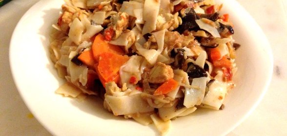 Рисовая лапша с курицей и древесными грибами