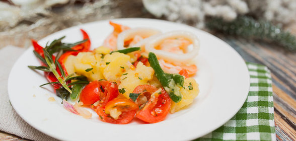 Креветки и кальмары с теплым салатом