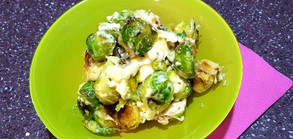 Брюссельская капуста под сырным соусом
