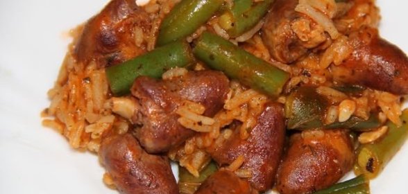 Куриные сердечки с рисом и зеленой фасолью