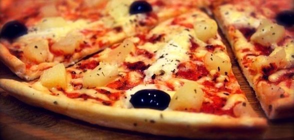 Пицца с копченой курицей и ананасами