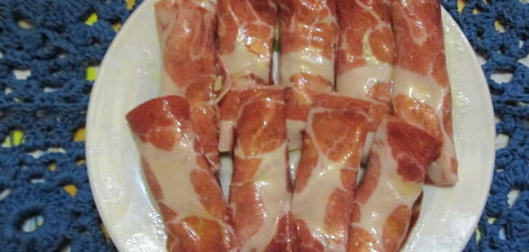 Рулетики из мясной нарезки, сыра и фисташек
