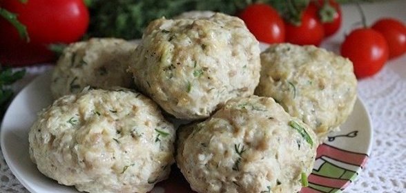 Паровые куриные тефтели с овощами и овсяными хлопьями
