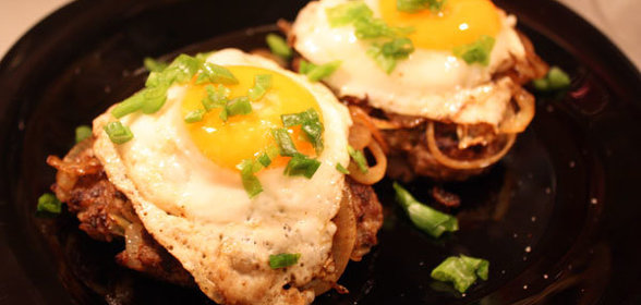 Рубленый бифштекс по-гольштейнски