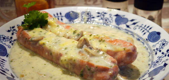 Сардельки в молочном соусе