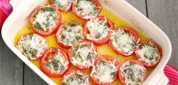 Томаты с соусом песто и пармезаном