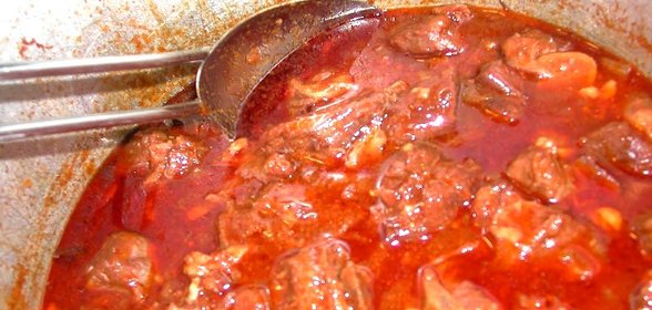Мясо козы, тушеное в вине