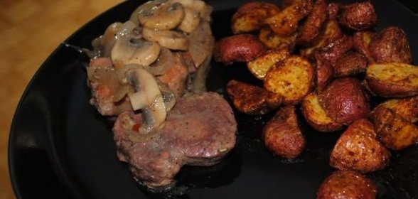 Свиная вырезка с карамельным лучком и грибочками