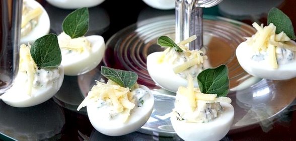 Яйца цесарки, фаршированные сыром и тархуном