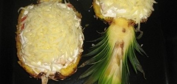 Курица, запеченная в ананасе