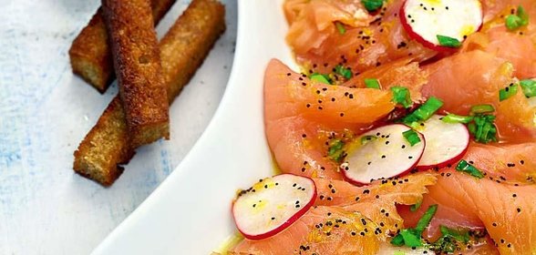 Норвежская копченая семга с маковой заправкой и гренками