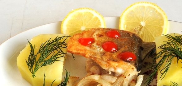 Рыба жареная с луком