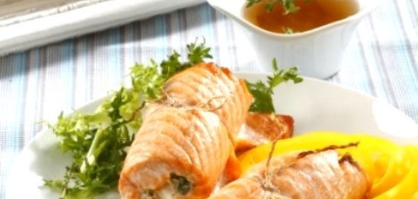 Рулеты из лосося с рукколой и пармезаном