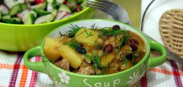 Рагу с домашними колбасками и фасолью