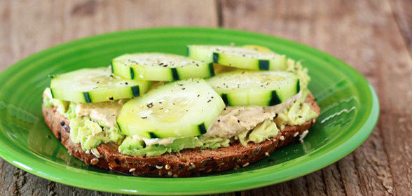 Кростини с хумусом и огурцом