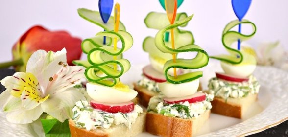 Канапе со свежим огурцом, перепелиными яйцами и адыгейским сыром