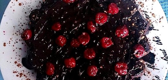 Шоколадный торт с вишней и кофе