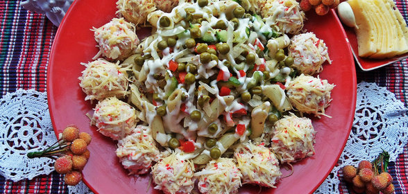 Салат из пенне с овощами и сырными рафаэлками