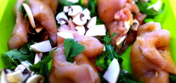 Куриные рулеты с вялеными томатами, спаржей и рукколой