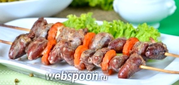 Куриные сердечки на шпажках в сметане