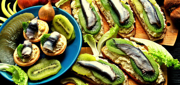 Бутерброды с печёной картошкой,киви и килькой